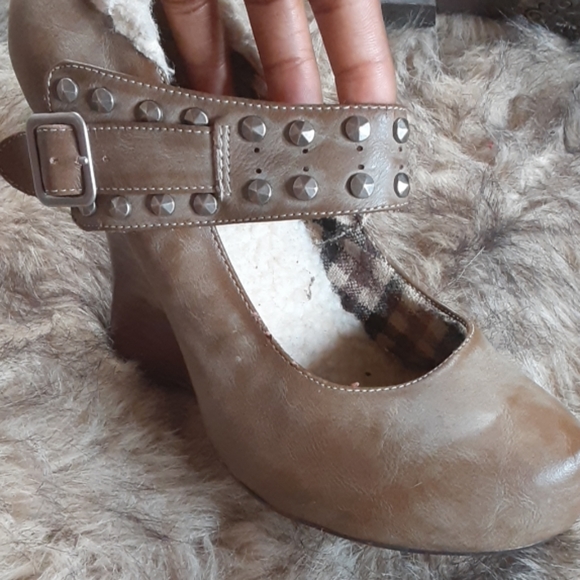 Shoes - Picture 5 of 8